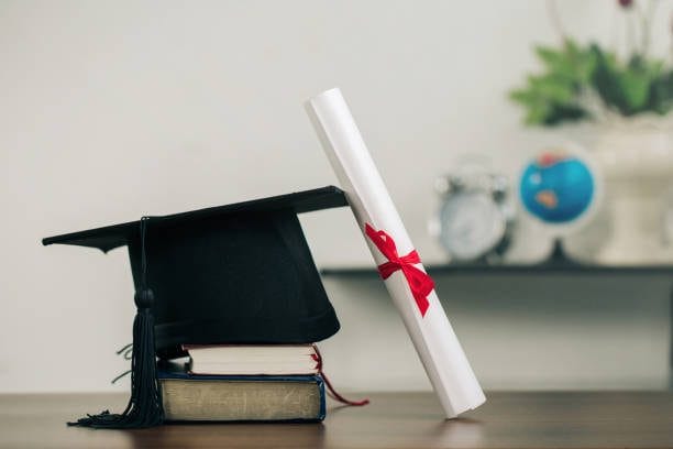 How to Get College Scholarships in 2025 (+Mistakes to Avoid)